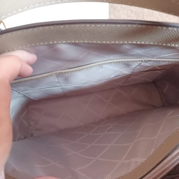 🤩👜Michael Kors EW Voyager Tote👜🤩 - Picture 10 of 16